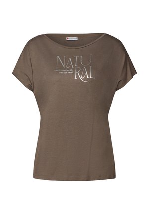 Brun kortärmad T-shirt med vid halsringning. Har silverfärgad silkskärmtryckt text "NATURAL" och en tagline nedan. Mjuk, avslappnad tyg.