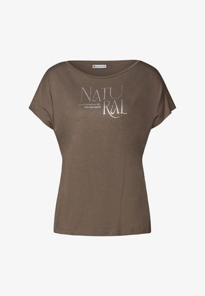 Bruine T-shirt met korte mouwen en een brede halslijn. Bevat een zilveren, zeefgedrukt opschrift "NATURAL" en een slogan eronder. Zacht, casual stof.