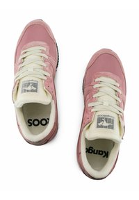 Sneaker in suede e mesh rosa con lacci bianchi e morbida fodera interna. Presenta una suola in gomma nera e un logo sulla linguetta.