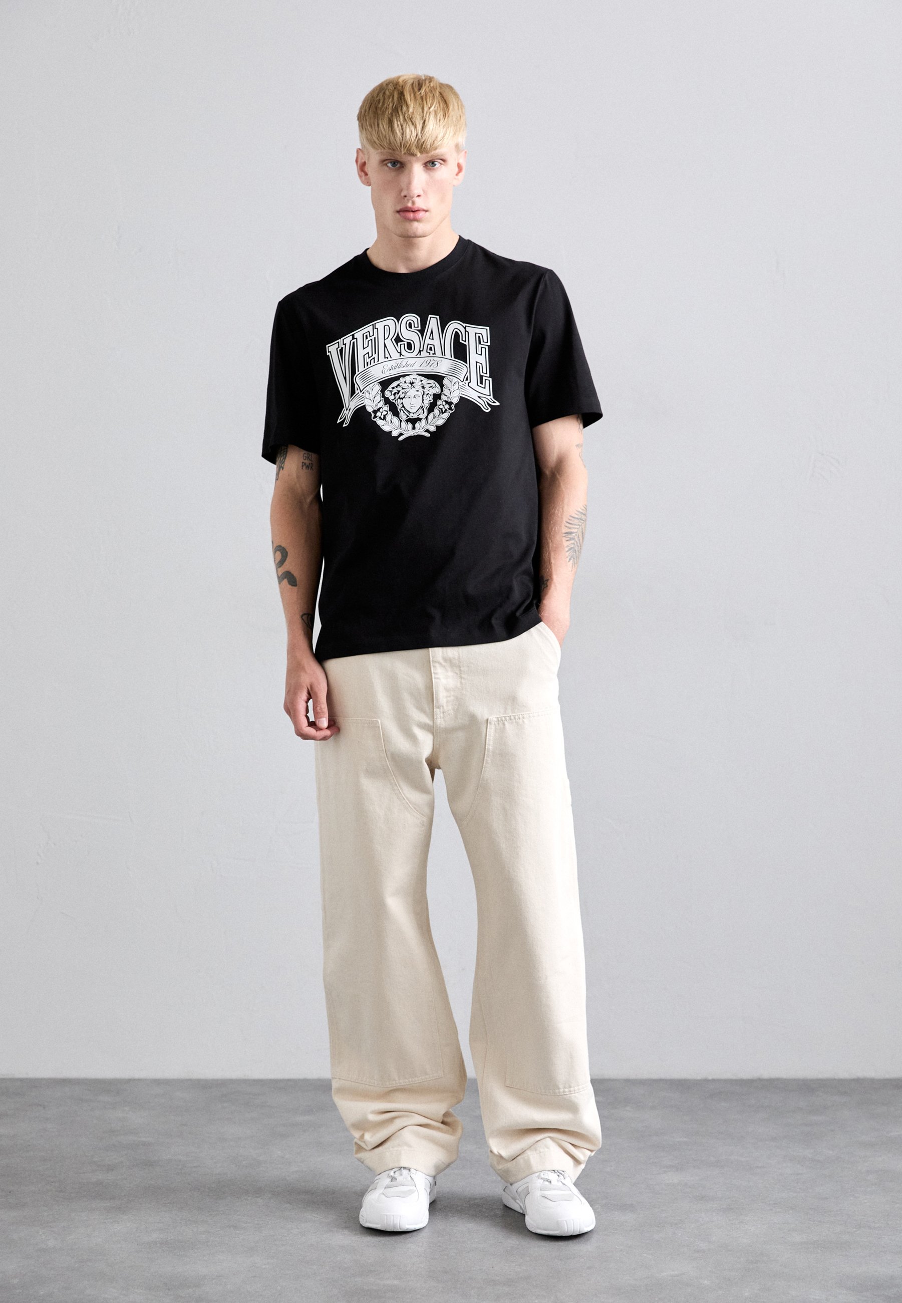 VERSACE メデューサ クロップド丈 Tシャツ Versace MEDUSA CREST - Print T-shirt - black - Zalando.co.uk