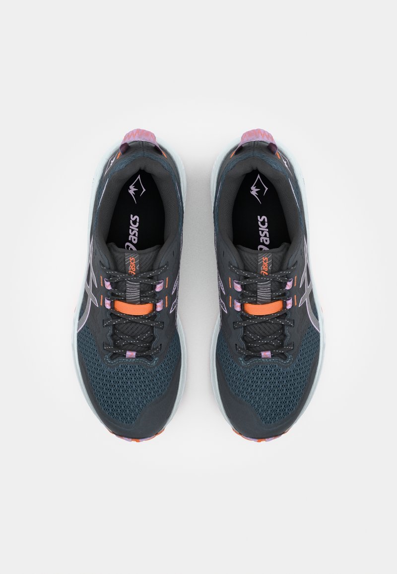 Zapatillas Asics con parte superior de malla gris oscuro, acentos en naranja y rosa, cordones texturizados y suela de goma blanca.