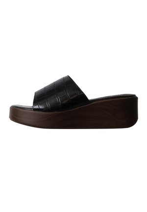Sandale slide noire avec une large bride à motif croco et une épaisse semelle plateforme marron inclinée vers le haut au niveau du talon.