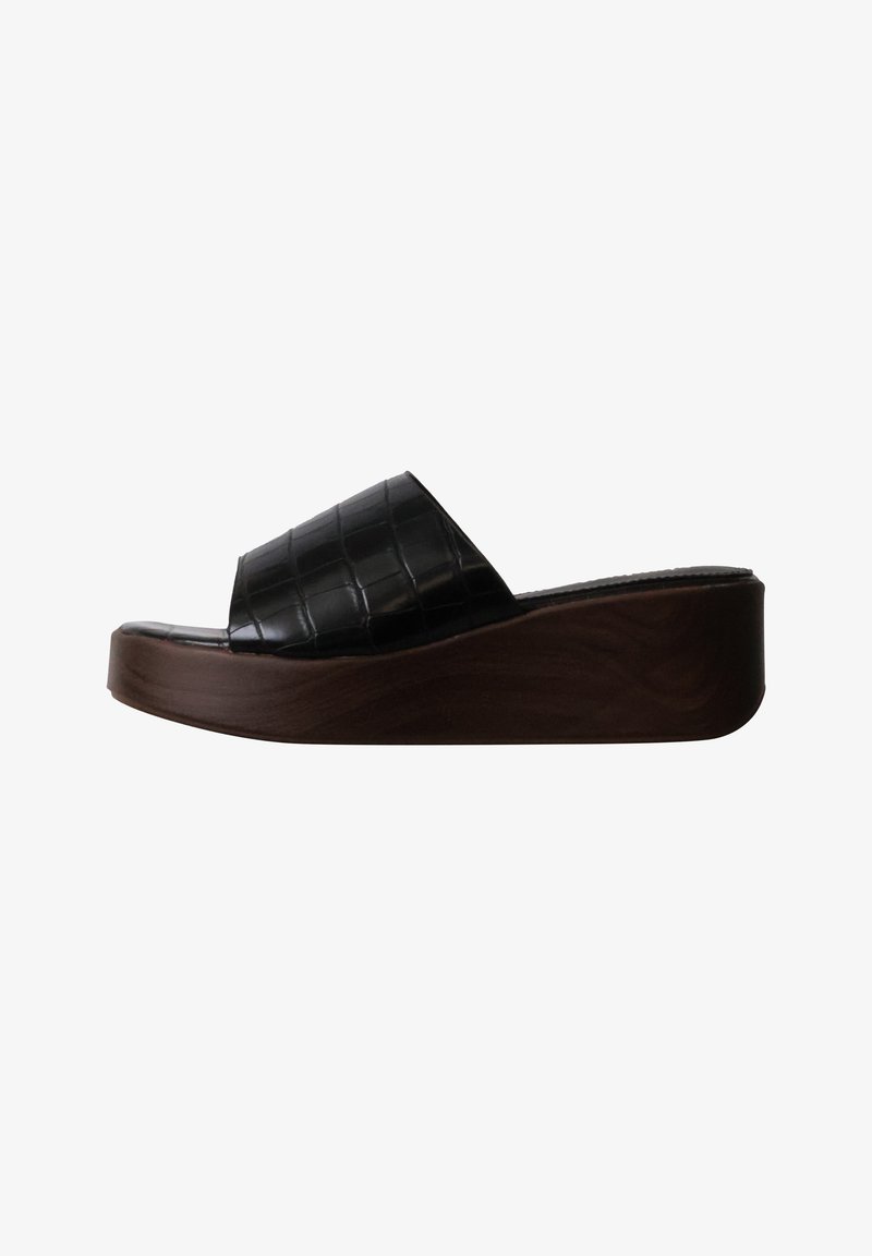 Sandale slide noire avec une large bride à motif croco et une épaisse semelle plateforme marron inclinée vers le haut au niveau du talon.
