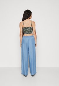 Vero Moda Petite VMBREE LONG LOOSE PANTS  - Auduma bikses - medium blue