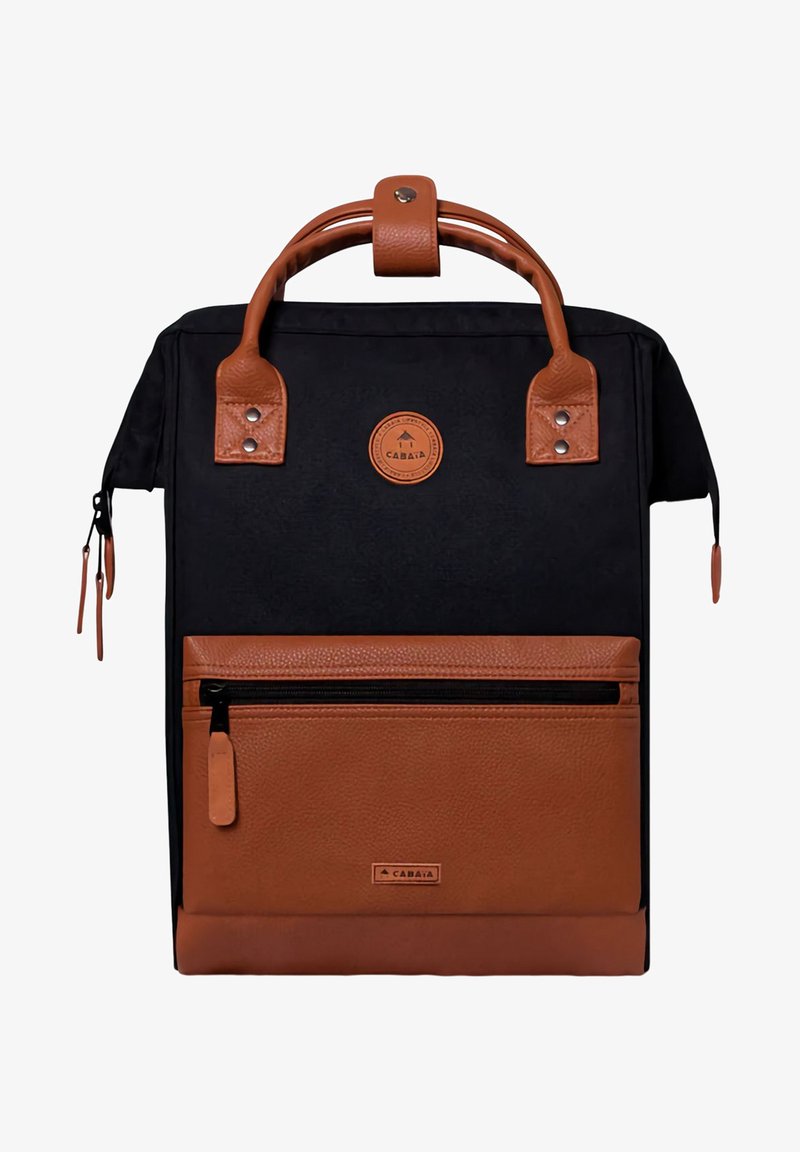 Musta kangaskassi, jossa on kontrastivärisiä ruskeita teksturoituja nahkaosuuksia, ylhäältä tarttumista varten oleva kahva, etupuolella vetoketjulla varustettu tasku ja pyöreä logotunnus. Ominaisuuksiin kuuluu jämäkkä muotoilu.