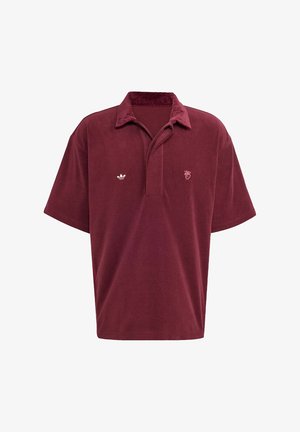 Burgunderfarbendes Polohemd aus weichem Stoff, mit Kragen, kurzen Ärmeln und gestickten Logos auf der Brust. Glatte Textur und lässige Passform.
