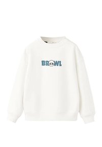 Sweat-shirt blanc à col rond, manches longues, avec une impression graphique "BROWL" et une icône de crâne en bleu sur le devant. Texture douce.