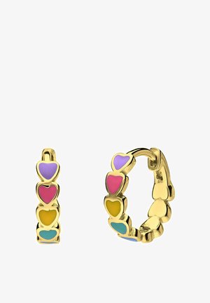 Gouden ringoorbellen met gestapelde, meerkleurige hartaccenten in paars, roze, geel en blauw. Gladde textuur en gepolijste afwerking.