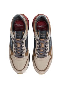 Bēšas un brūnas faktūras zīda sneakers ar tumši zilām akcentiem, pelēkām šņorēm un sarkanu iekšpusi, ar logotipa detaļām uz mēles.
