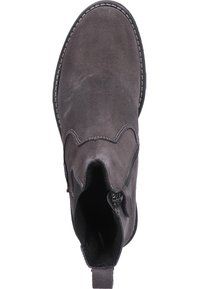 Šedá nubuková kotníková bota s kulatou špičkou, dekorativním prošíváním, bočním zipem a texturovaným povrchem. Otevřený vršek pro snadné obouvání.