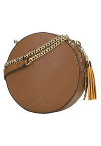 Kulatá hnědá crossbody taška z faux kůže se zlatým řetízkem, zipovým uzávěrem a žlutým třásním jako akcentem. Na přední straně se nachází vyražené logo.