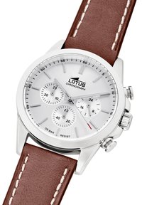 Reloj cronógrafo plateado con una esfera blanca, tres subesferas y una correa de cuero marrón con costuras blancas. Logo en la esfera.