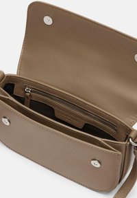 Braune Leder-Umhängetasche mit glatter Textur, Reißverschlusstasche und Druckknopfverschlüssen. Das Innere verfügt über ein Kartenfach und ein gefüttertes Fach.