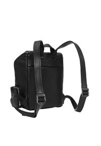 Sac à dos en cuir noir avec des bretelles réglables, de forme rectangulaire, poche zippée à l'avant et texture lisse. Comprend des accents en métal.