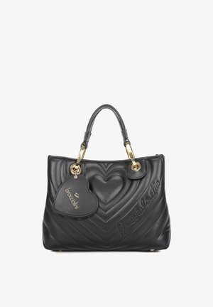 Borsa a tracolla nera trapuntata con motivo a cuori, accessori in oro, manici doppi e un'etichetta a forma di cuore con il nome del marchio. Texture in pelle liscia.