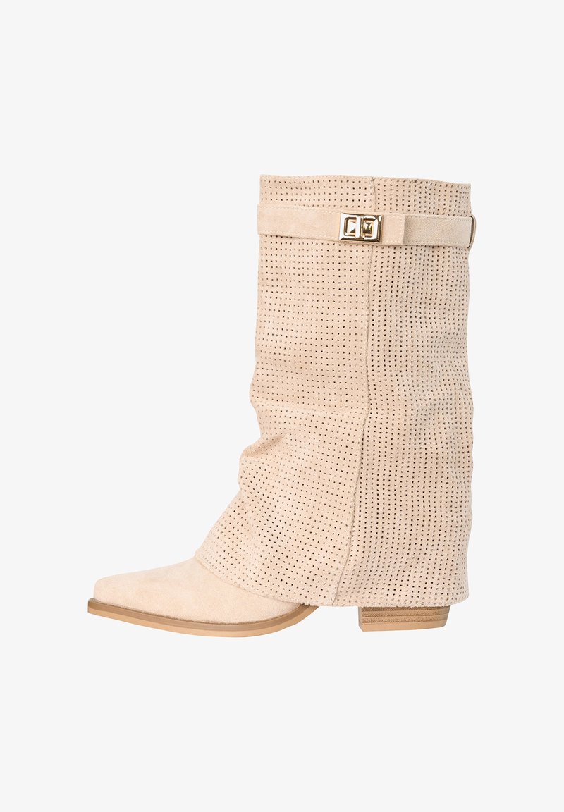 Beige suède laarzen tot halverwege de kuit met geperforeerd patroon, spits toelopende neus, lage blokhak en een decoratieve gouden gespsluiting bij de bovenkant.