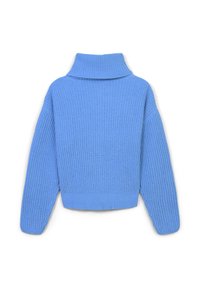 Helles blaues, grob gestricktes Sweatshirt mit weitem Rollkragen und langen Ärmeln, flach auf einem weißen Hintergrund ausgelegt.