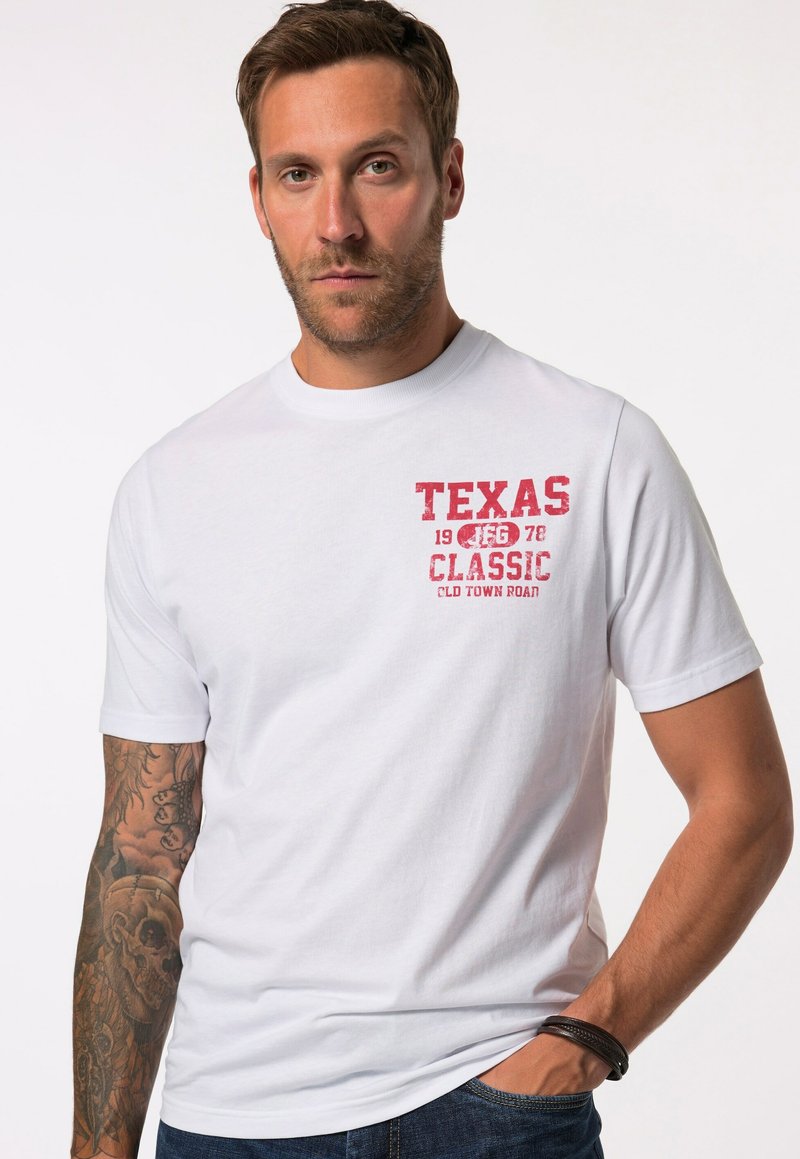 Hvid bomulds t-shirt med rød tekst, der står "TEXAS 1978 CLASSIC COLD TOWN ROAD." Kortærmet med rund hals.