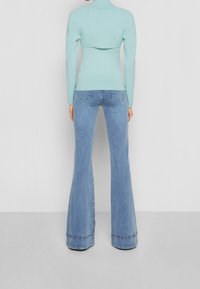 Alice + Olivia Strickpullover - light blue