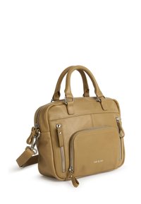 Borsa a mano in pelle color cuoio con design strutturato, doppie maniglie superiori, tasca frontale con cerniera e tracolla regolabile. Include dettagli in metallo color argento.