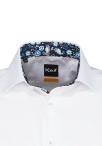 Camicia bianca con colletto blu navy a fantasia caratterizzato da motivi floreali e paisley. Include un'etichetta con la scritta "Kauf" e "Modern Fit."