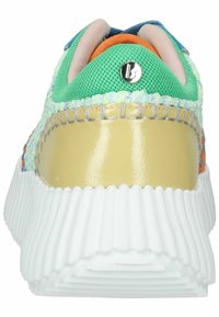 Der Sneaker verfügt über ein strukturiertes Mesh-Obermaterial in Grün, gelbe Lacklederakzente und eine weiße gerippte Sohle mit bunten Nähten und Hardware-Details.