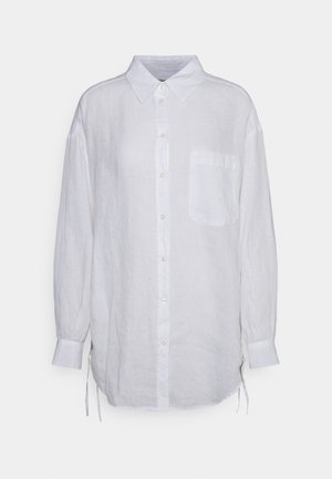 Weißes, langärmliges Hemd mit Knopfleiste, Kragen und Brusttasche, gefertigt aus leichtem Stoff mit leicht abgerundetem Saum und seitlichen Bändern.