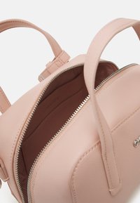 Calvin Klein MUST BOWLING BAG - Mala de mão - desert rose