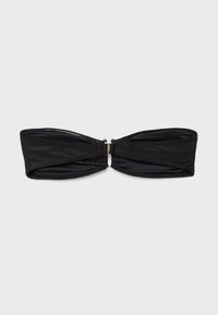 Haut de bikini bandeau noir sans bretelles avec une boucle dorée centrale et un détail de tissu froncé sur un fond uni gris clair.