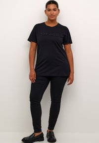 Kaffe Curve - T-shirt z nadrukiem