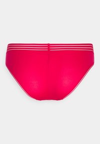 Slip di bikini rosa con una texture liscia, colore uniforme e tre sottili strisce bianche lungo la vita.