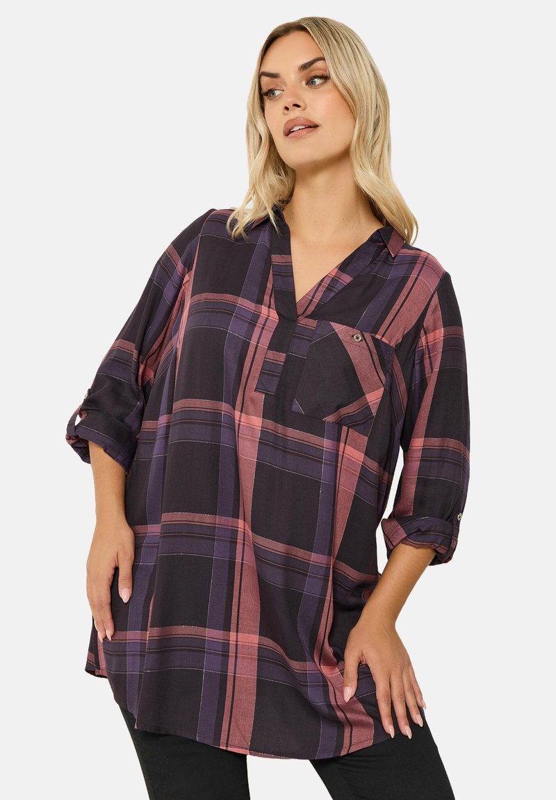 Camicia a quadri nei toni del nero, viola e rosa; vestibilità comoda con scollo a V, maniche arrotolate e taschino sul petto; tessuto testurizzato.