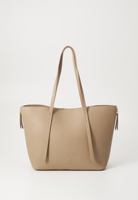 Beige tote taske lavet af glat syntetisk materiale, med to lange håndtag og en guld lynlås med en lille kvast detalje.