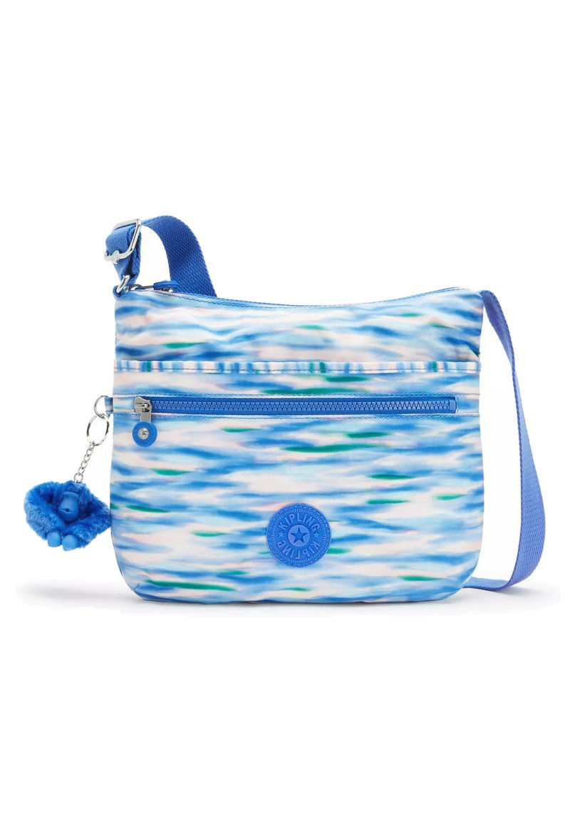 Lyseblå stof crossbody taske med abstrakt bølgemønster, frontlomme med lynlås, aftagelig blå abe-charme og justerbar rem.