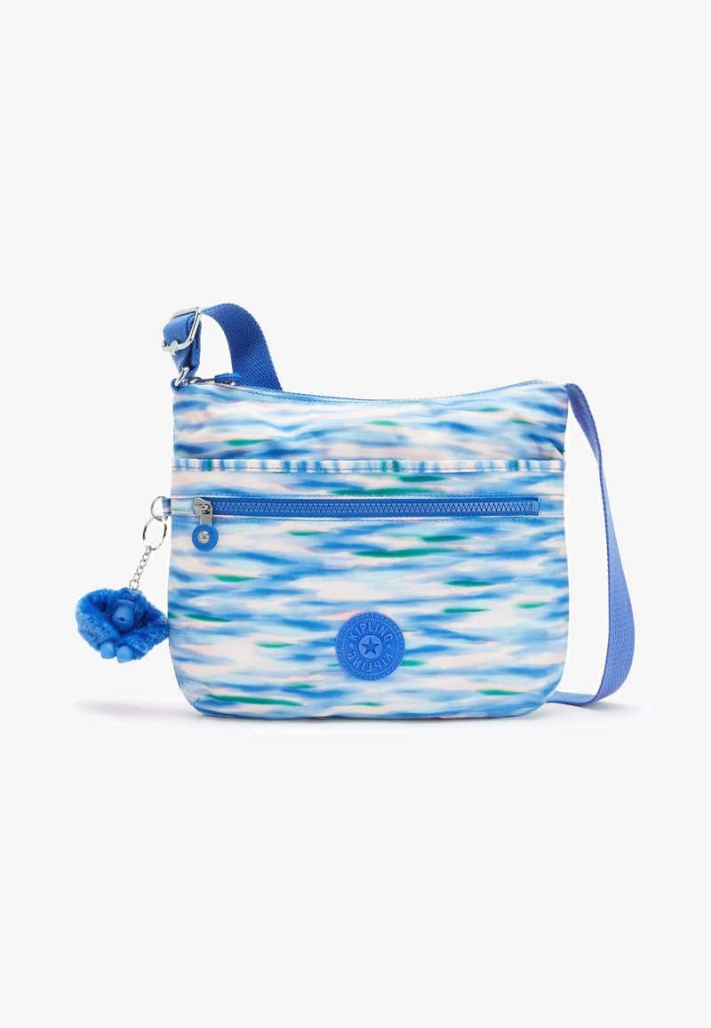 Lyseblå stof crossbody taske med abstrakt bølgemønster, frontlomme med lynlås, aftagelig blå abe-charme og justerbar rem.