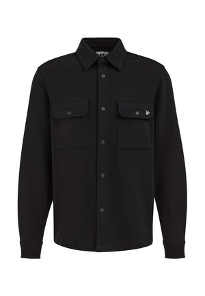 Chaqueta camisa negra de manga larga con cierre de botones, dos bolsillos con solapa en el pecho y un pequeño logotipo de un pájaro en el bolsillo derecho.