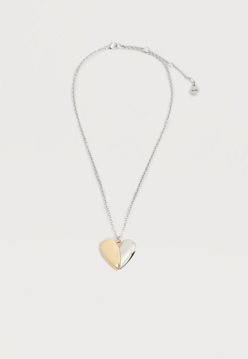 Ασημένιο κολιέ με αλυσίδα και μενταγιόν σε σχήμα καρδιάς μισή χρυσή, μισή ασημένια γυαλισμένη, με ρυθμιζόμενο κούμπωμα και ένα μικρό στρογγυλό ταμπελάκι.