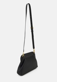 Czarna torebka o plecionej fakturze, z usztywnionym kształtem, płaskim topem i złotymi akcentami metalowymi. Regulowany skórzany pasek na ramię.