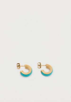 Petites boucles d'oreilles créoles avec un design en métal doré strié et un émail turquoise brillant sur la moitié extérieure, présentées sur un fond blanc.