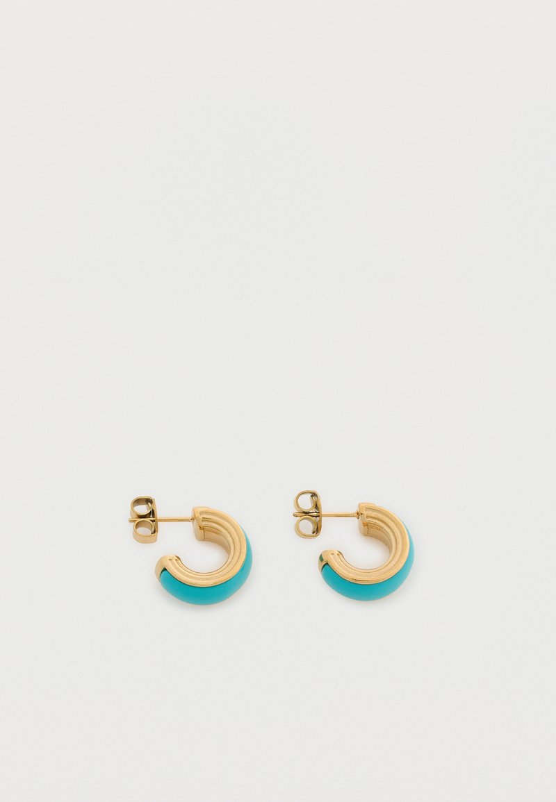 Petites boucles d'oreilles créoles avec un design en métal doré strié et un émail turquoise brillant sur la moitié extérieure, présentées sur un fond blanc.
