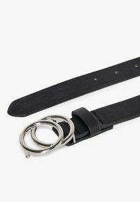 Svart läderbälte med en slät yta, försedd med tre silverfärgade cirkulära ringar som spänne. Flera hål för justerbar passform.