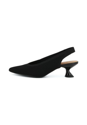 Décolleté slingback nera con texture, punta affilata e unico tacco kitten svasato su sfondo bianco.
