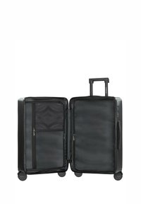 Schwarzer Hartschalenkoffer mit zwei Fächern, Reißverschlusstaschen, ausziehbarem Griff und vier Rollen für Mobilität. Glatte Innenstruktur.