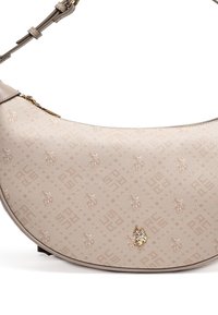 Beige axelväska med en böjd form, texturerad finish, diskret logomönster och detaljer i guldfärg. Justerbar axelrem ingår.