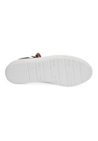 Bruine schoen met een bovenwerk van gestructureerde stof en een witte rubberen zool met groeven en ribbels voor grip. Het ontwerp is laagprofiel.
