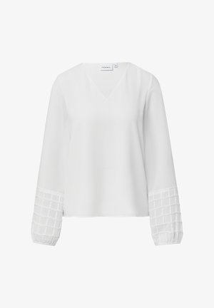 Biała bluzka z dekoltem w serek i długimi rękawami. Rękawy mają teksturowany wzór przypominający siatkę na mankietach. Gładka tkanina na całej powierzchni.