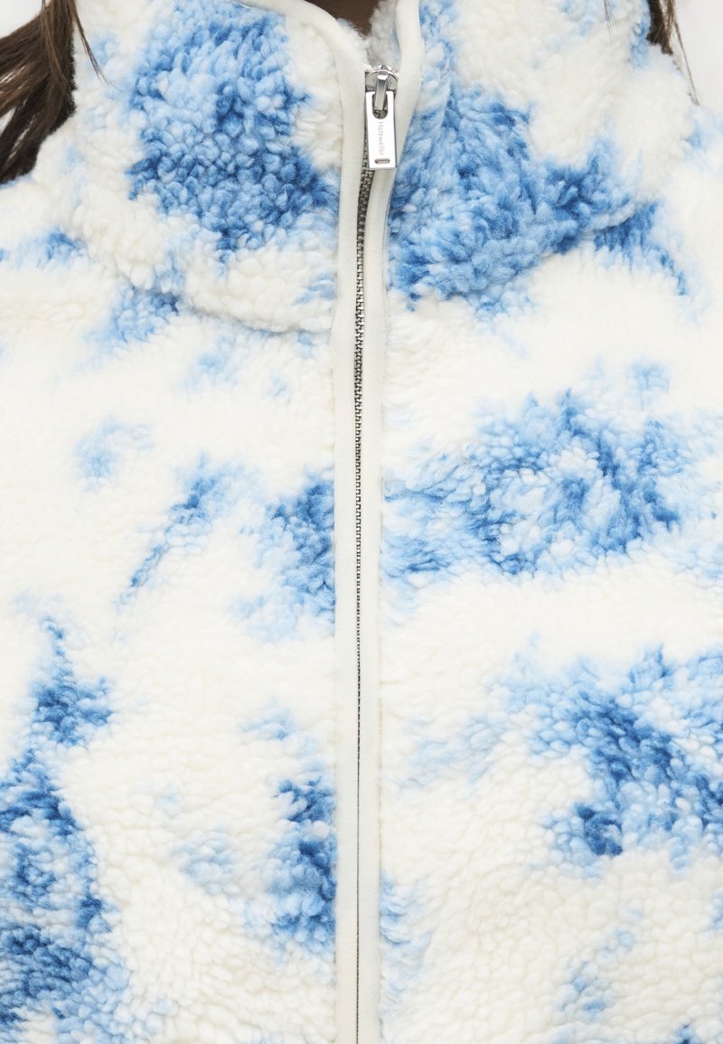 Weiße und hellblaue Fleecejacke mit durchgehendem Frontreißverschluss und einem strukturierten, wolkenähnlichen Muster.