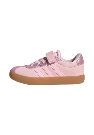 Baskets en suède rose avec des accents pailletés, dotées d'une sangle Velcro, d'un système de laçage et d'une semelle en caoutchouc. Détails à trois bandes sur le côté.