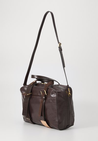Braune Leder-Umhängetasche mit strukturiertem Design, strukturierten Riemenakzenten, goldenen Beschlägen und zwei Trageoptionen: Schulter- und Handtragegriff.