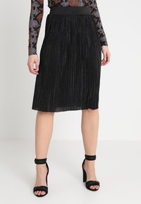 Svart tartankjol med en slät midjeband, midi-längd, tillverkad av lättviktsmaterial, med en vertikal ribbad struktur och flödande design.